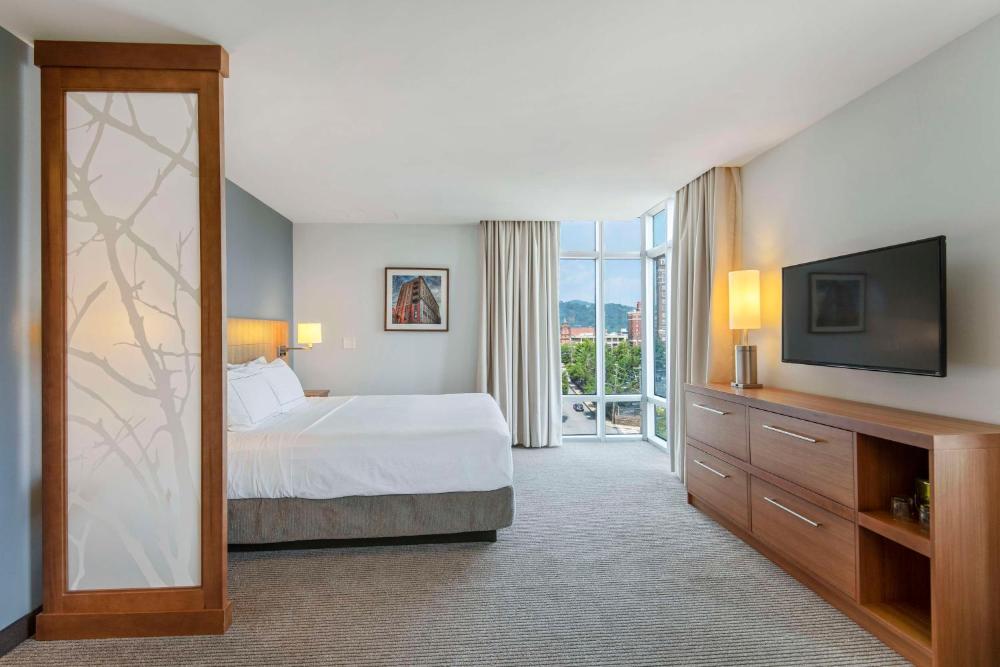 Corner King Room with City View